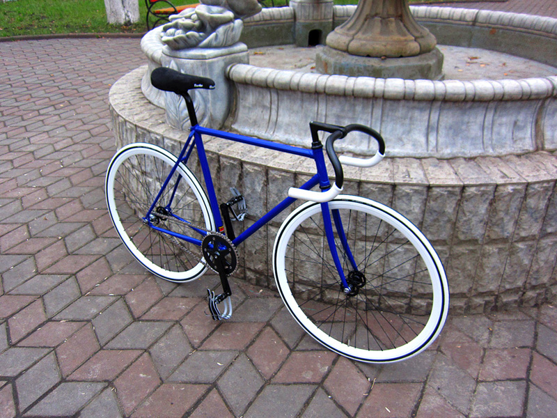 Синий fixed gear трековый велосипед, собранный в нашем магазине.